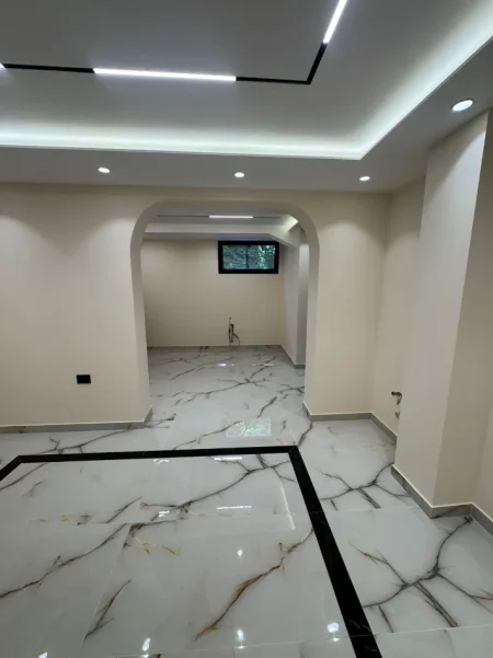 Tirane, jepet me qera ambjent biznesi Kati 1, 80 m² 1.000 € (Rruga: Sotir Kolea,perballe Universitetit Metropolitan Tirana)