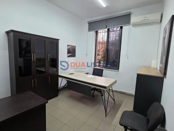 Tirane, jepet me qera ambjent biznesi , 24 m² 450 € 