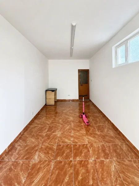 Tirane, jepet me qera ambjent biznesi Kati 0, 20 m² 283 € (21 DHJETORI)