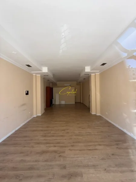 Tirane, jepet me qera dyqan Kati 0, 65 m² 700 € (ISH EKSPOZITA)