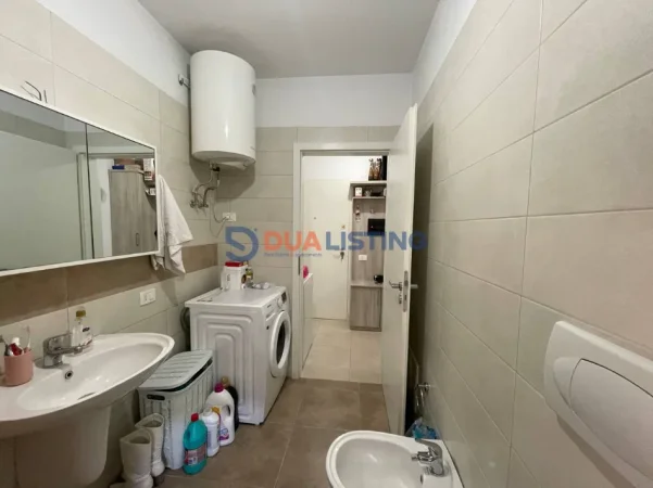 Tirane, jepet me qera apartament 1+1 , 68 m² 550 € (21 Dhjetori)