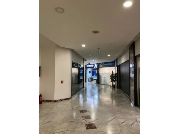 Tirane, jepet me qera ambjent biznesi Kati 1, 35 m² 875 € (Torre Drini)