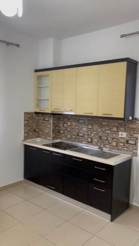 Tirane, jepet me qera apartament 1+1 Kati 3, 70 m² 380 Euro (5 Maji)