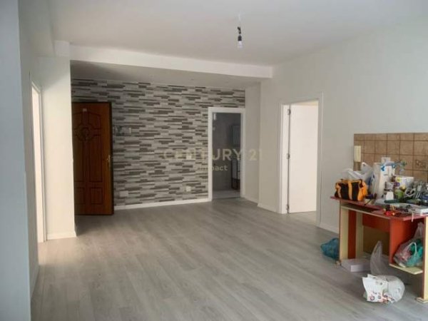 Shesim apartament 2+1 prane rruges se dibres!