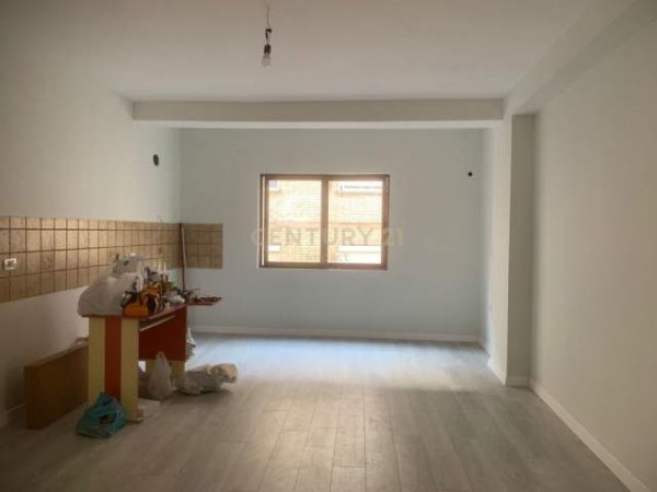 Shesim apartament 2+1 prane rruges se dibres!