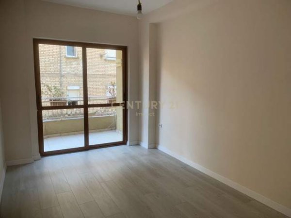 Shesim apartament 2+1 prane rruges se dibres!