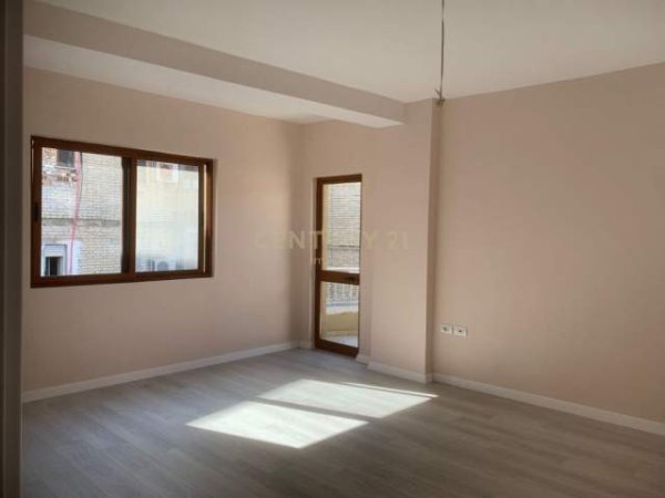 Shesim apartament 2+1 prane rruges se dibres!