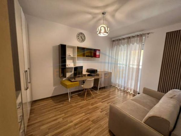 Tirane, jepet me qera apartament 2+1 Kati 4, 650 Euro (Liqeni Thate)