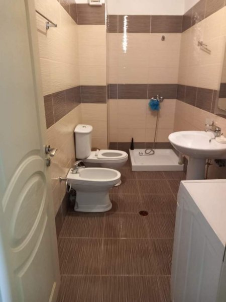 Tirane, jepet me qera apartament 2+1+BLK Kati 8, 100 m² 40.000 Leke (Rruga Sabaaudin Gabrani)
