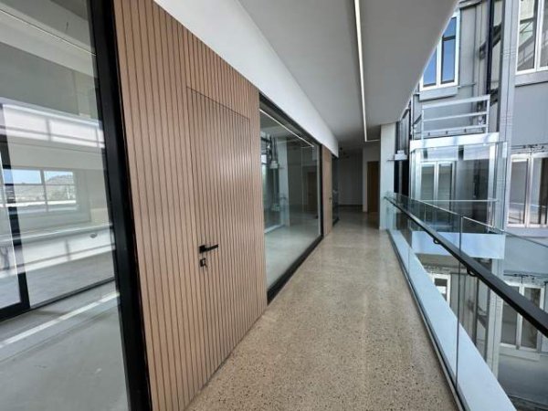 Tirane, jepet me qera ambjent biznesi Kati 5, 4.700 m² 30.000 Euro (Autostrada Tirane-Durres)