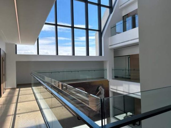 Tirane, jepet me qera ambjent biznesi Kati 5, 4.700 m² 30.000 Euro (Autostrada Tirane-Durres)