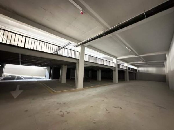 Tirane, jepet me qera ambjent biznesi Kati 5, 4.700 m² 30.000 Euro (Autostrada Tirane-Durres)