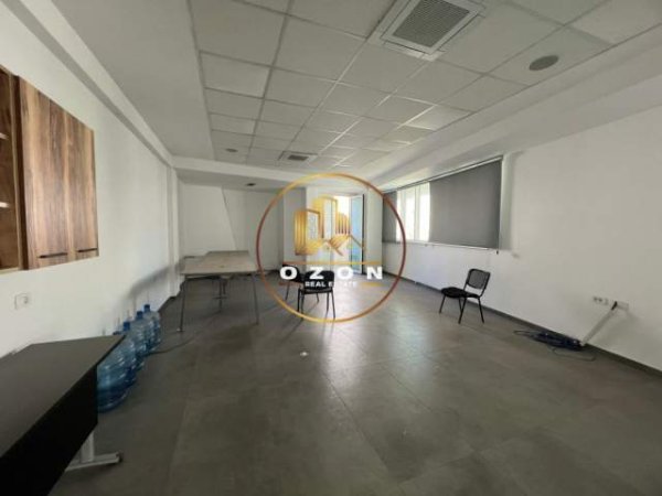 Tirane, jepet me qera ambjent biznesi Kati 3, 320 m² 2.200 Euro (21 DHJETORI)