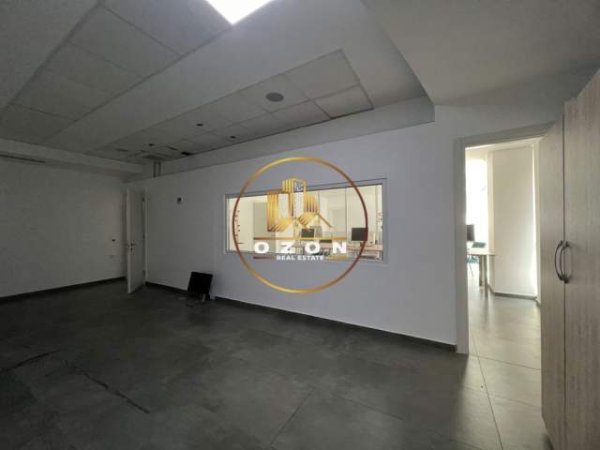 Tirane, jepet me qera ambjent biznesi Kati 3, 320 m² 2.200 Euro (21 DHJETORI)