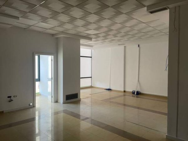 Tirane, jepet me qera ambjent biznesi Kati 2, 250 m² 3.000 Euro (rruga Shemsi Haka)