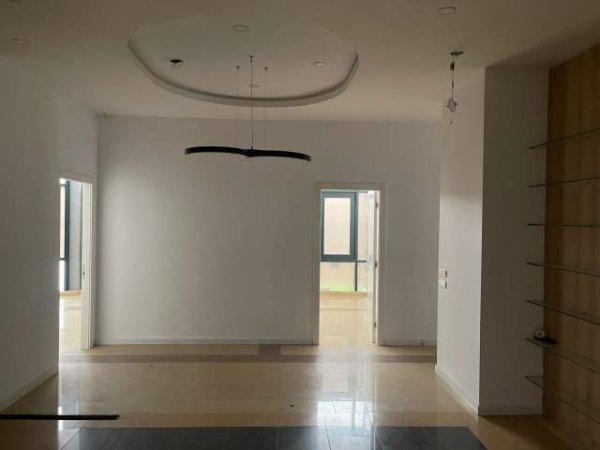 Tirane, jepet me qera ambjent biznesi Kati 2, 250 m² 3.000 Euro (rruga Shemsi Haka)