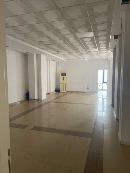 Tirane, jepet me qera ambjent biznesi Kati 2, 250 m² 3.000 Euro (rruga Shemsi Haka)