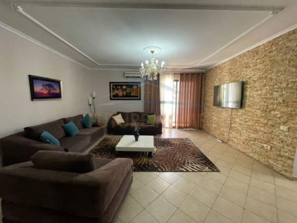 Tirane, jepet me qera apartament 2+1 Kati 5, 117 m² 700 Euro (Rruga e Durresit)