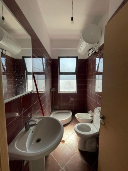 Tirane, jepet me qera apartament 2+1+BLK Kati 8, 130 m² 450 Euro (Fabrika e miellit)