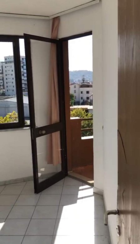 Tirane, jepet me qera apartament 2+1+BLK Kati 4, 95 m² 45.000 Leke (Ish Fusha Aviacionit)