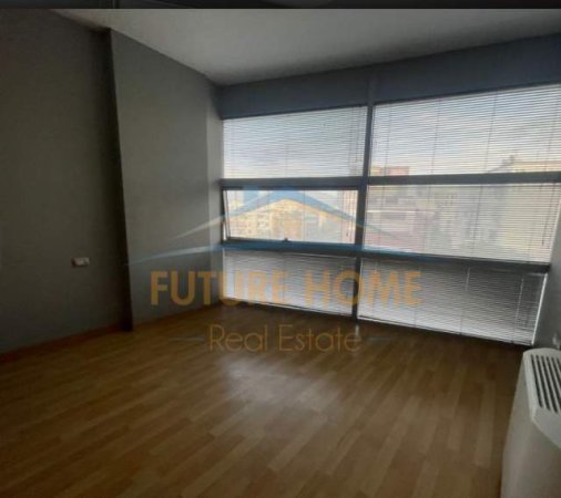 Tirane, jepet me qera ambjent biznesi Kati 3, 74 m² 700 Euro (Pran Qatar Center. Zogu i Zi)