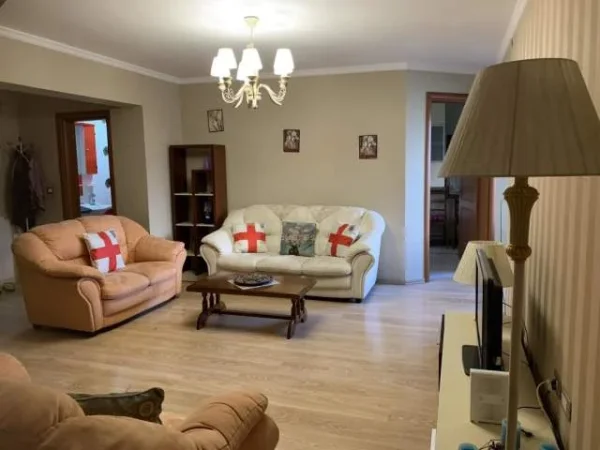 Tirane, jepet me qera apartament 700 Euro (ish restorant durresi)