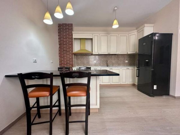 Tirane, jepet me qera apartament 2+1+BLK 650 Euro