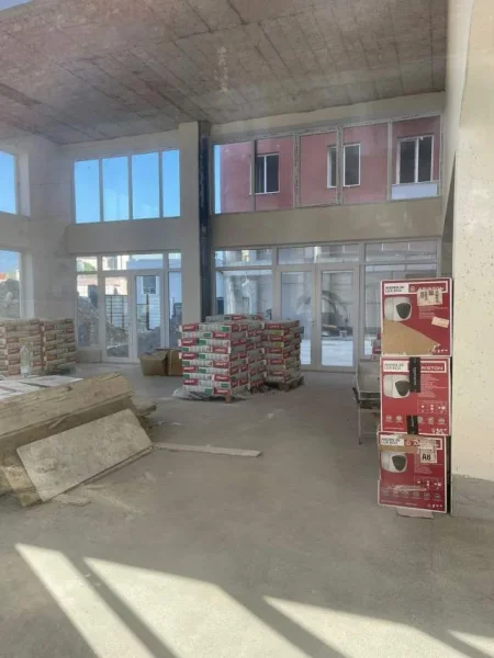 Tirane, jepet me qera dyqan Kati 0, 96 m² 816 Euro (Selite)