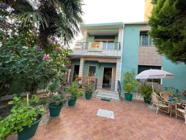 Durres, shitet shtepi 5+1+BLK 260 m² 250.000 Euro (Drejtoria E Policise)