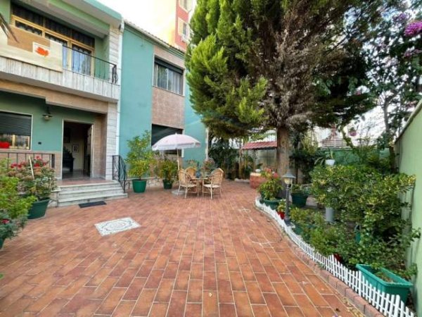 Durres, shitet shtepi 5+1+BLK 260 m² 250.000 Euro (Drejtoria E Policise)