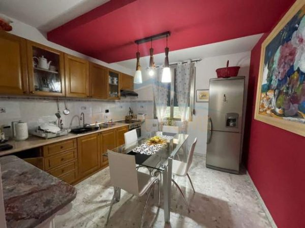 Durres, shitet shtepi 5+1+BLK 260 m² 250.000 Euro (Drejtoria E Policise)