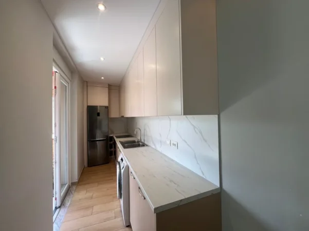 Tirane, jepet me qera apartament 2+1+Ballkon Kati 4, 85 m² 750 € (Stacioni i Trenit)