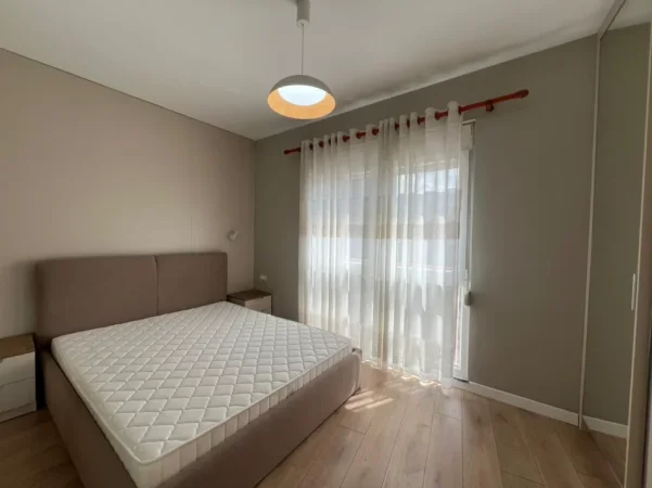 Tirane, jepet me qera apartament 2+1+Ballkon Kati 4, 85 m² 750 € (Stacioni i Trenit)