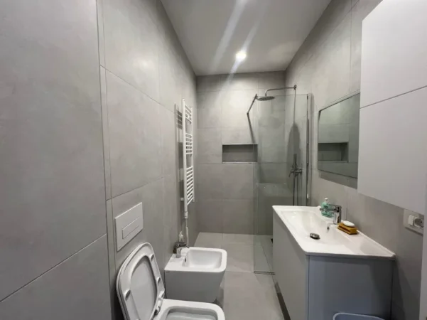 Tirane, jepet me qera apartament 2+1+Ballkon Kati 4, 85 m² 750 € (Stacioni i Trenit)