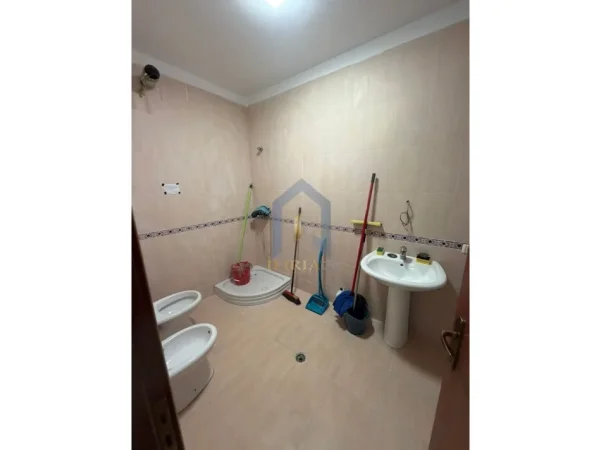 Tirane, jap me qera 3+1+Ballkon Kati 6, 122 m² 1.400 € (Apartament 3+1 me qira ne Qender)