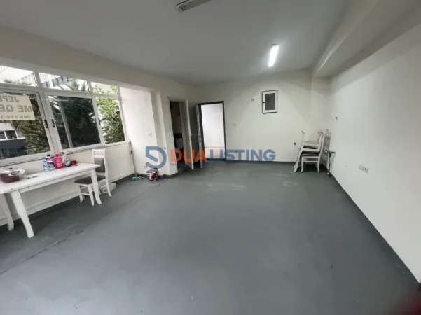 Tirane, jepet me qera ambjent biznesi , 35 m² 750 € (21 Dhjetori)