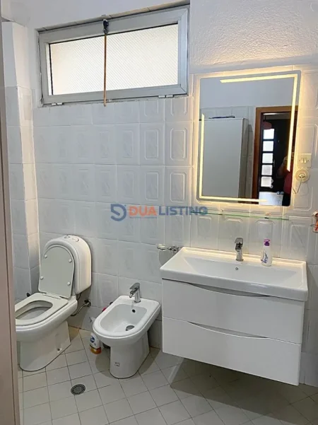 Tirane, jepet me qera apartament 3+1 , 600 € 