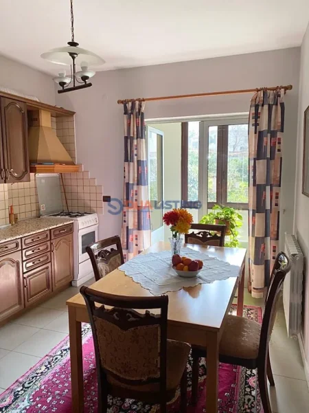 Tirane, jepet me qera apartament 3+1 , 600 € 