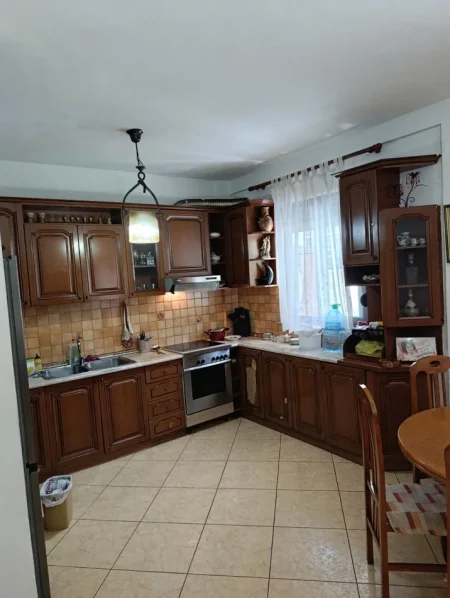 Tirane, jepet me qera apartament 2+1 Kati 1, 100 m² 500 € (Komuna E Parisit)