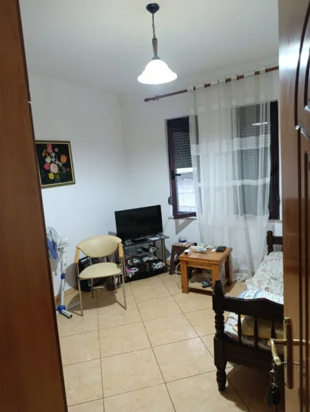Tirane, jepet me qera apartament 2+1 Kati 1, 100 m² 500 € (Komuna E Parisit)