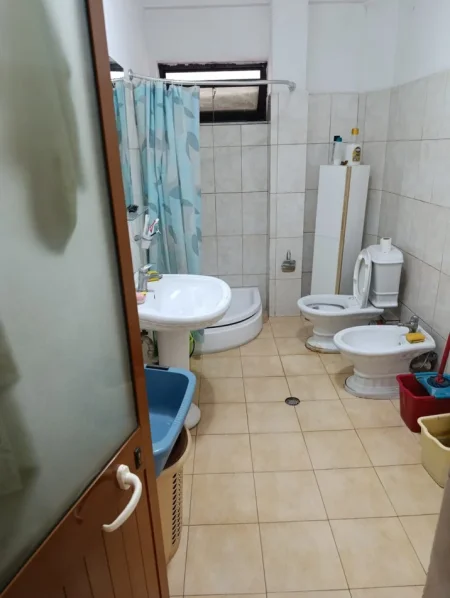 Tirane, jepet me qera apartament 2+1 Kati 1, 100 m² 500 € (Komuna E Parisit)