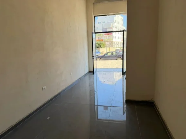 Tirane, jepet me qera dyqan Kati 0, 35 m² 500 € (ASTIR)