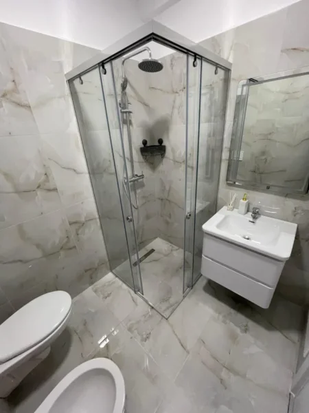 Tirane, jepet me qera apartament 1+1 Kati 3, 78 m² 650 € (Laprake Kompleksi E 88)