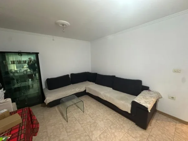 Tirane, jepet me qera apartament 1+1 Kati 1, 65 m² 380 € (Rruga Ferit Xhajko)
