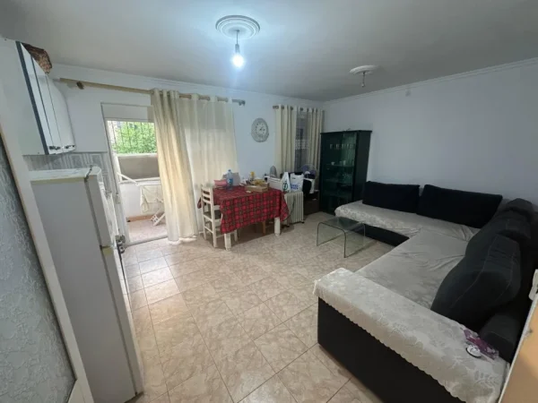 Tirane, jepet me qera apartament 1+1 Kati 1, 65 m² 380 € (Rruga Ferit Xhajko)