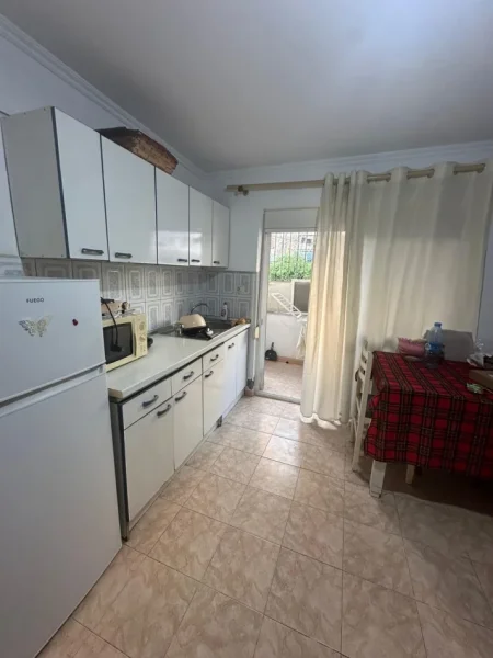 Tirane, jepet me qera apartament 1+1 Kati 1, 65 m² 380 € (Rruga Ferit Xhajko)