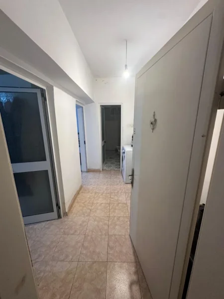 Tirane, jepet me qera apartament 1+1 Kati 1, 65 m² 380 € (Rruga Ferit Xhajko)