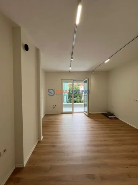 Tirane, jepet me qera zyre , 135 m² 1.550 € (Pazari i Ri)