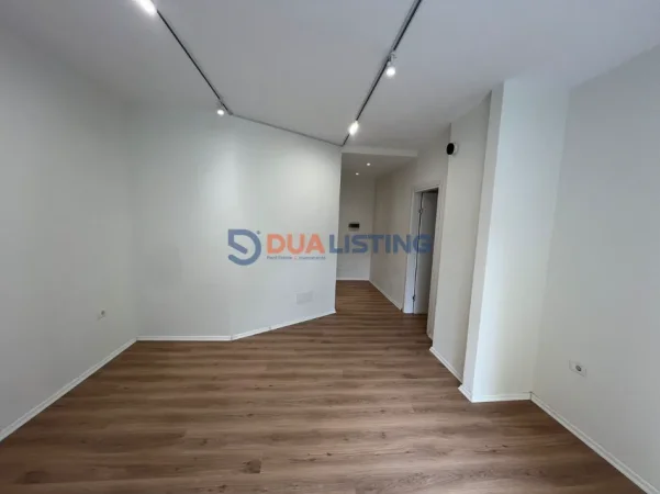 Tirane, jepet me qera zyre , 135 m² 1.550 € (Pazari i Ri)