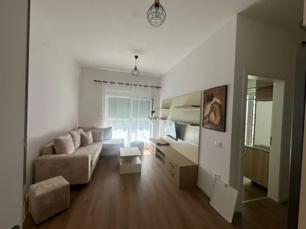 Tirane, jepet me qera apartament 1+1 Kati 2, 65 m² 500 € (ALI DEMI)